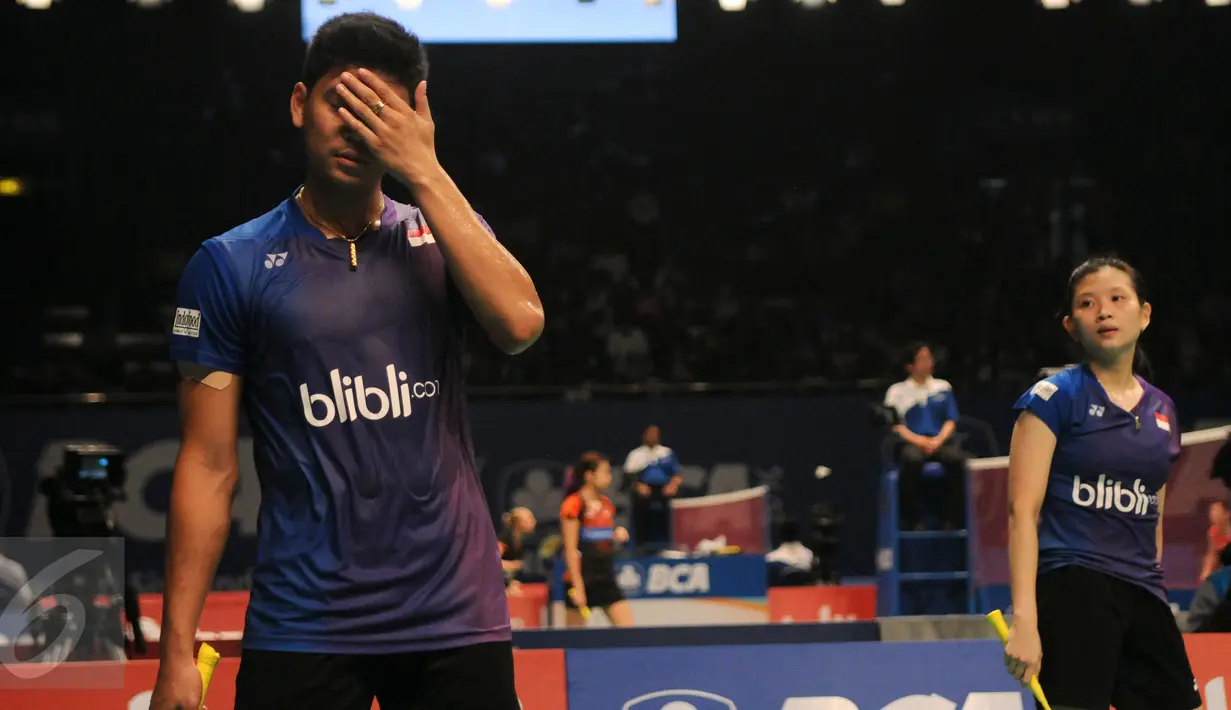 Ekspresi pebulutangkis Praveen Jordan/Debby Susanto saat laga melawan Lu Kai/Huang Yaqiong (China) di BCA Indonesia Open 2016 di Istora Senayan, Jakarta, Selasa (31/5/2016). Praveen Jordan/Debby Susanto kalah 15-21, 10-21 (Liputan6.com/Helmi Fithriansyah)