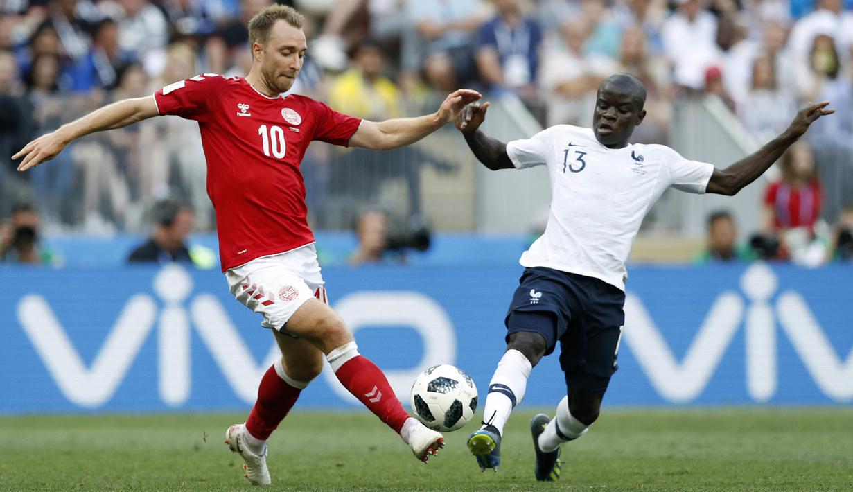 Gelandang Denmark, Christian Eriksen, berebut bola dengan gelandang Prancis, N'Golo Kante, pada laga grup C Piala Dunia di Stadion Luzhniki, Moskow, Selasa (26/6/2018). Kedua negara bermain imbang 0-0. (AP/David Vincent)