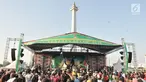 Warga menyaksikan salah satu pertunjukkan kesenian Betawi saat Lebaran Betawi di Monas, Jakarta, Minggu (21/7/2019).Untuk pertama kalinya Lebaran Betawi digelar di Monas yang diisi oleh beragam seni dan budaya masyarakat Betawi dalam rangka memeriahkan HUT DKI Jakarta. (merdeka.com/Iqbal S. Nugroho)