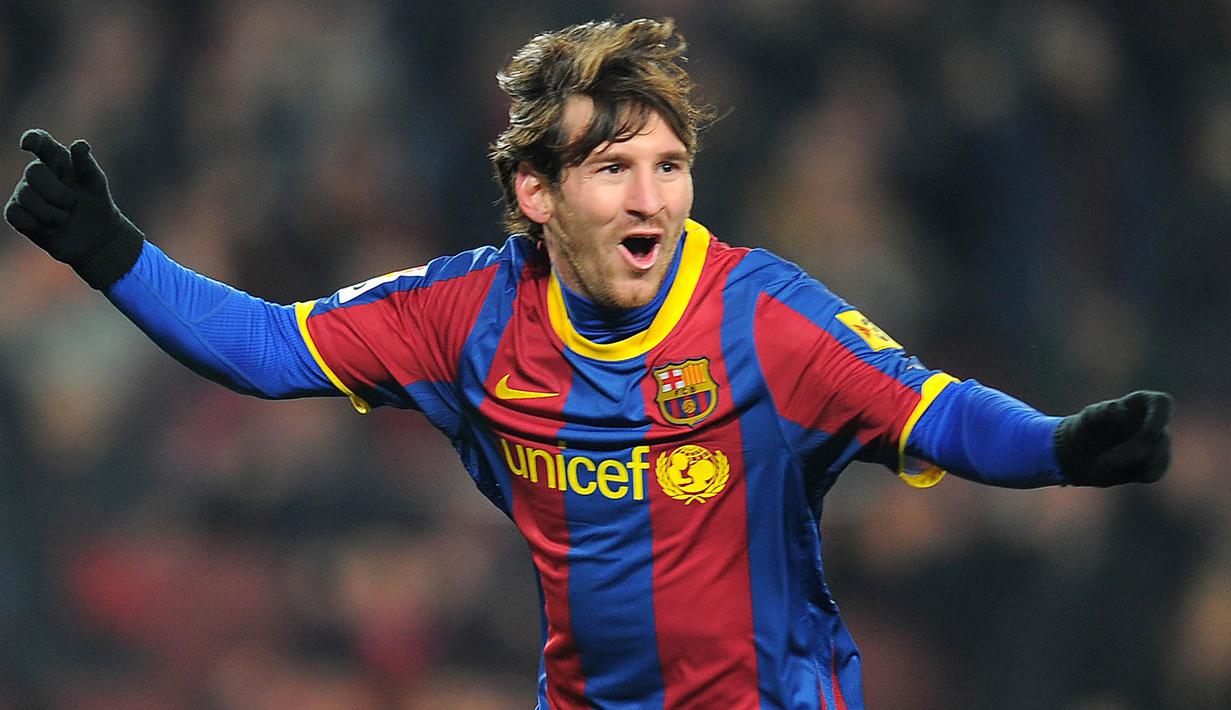 Bintang Barcelona, Lionel Messi, merayakan gol yang dicetaknya ke gawang Almeria pada laga semifinal Copa del Rey di Stadion Camp Nou, Barcelona, Rabu (26/1/2011). (AFP/Lluis Gene)