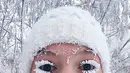 Anastasia Gruzdeva berswafoto dengan bulu mata yang membeku saat menerjang jalanan berselimut es di desa Oymyakon, Rusia, Minggu (14/1). Suhu di sana turun hingga -62 derajat Celcius yang cukup dingin untuk membekukan bulu mata (sakhalife.ru photo via AP)
