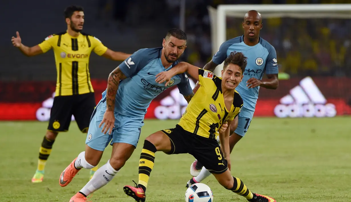 Pemain Manchester City berebut bola dengan pemain Borussia Dortmund pada laga International Champions Cup 2016 di Shenzhen, China, Kamis (28/7/2016) . (AFP/Wang Zhao)