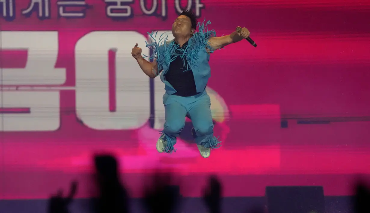 Penyanyi Korea Selatan Psy tampil pada konser Seoul Festa 2022 di Kompleks Olahraga Jamsil, Seoul, Korea Selatan, 10 Agustus 2022. (AP Photo/Ahn Young-joon)