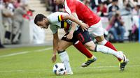 Gelandang Belgia, Eden Hazar (kiri) mendapat pengawalan ketat dari pemain Swiss, Michael Lang, pada laga persahabatan internasional, di Stade de Geneva, Geneva, Swiss, Minggu (29/5/2016) dini hari WIB. Belgia unggul atas tuan rumah dengan skor 2-1.  (EPA/
