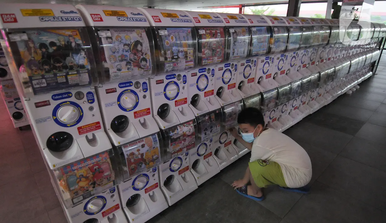 Seorang anak memilih mainan di toko mainan terbesar di Indonesia Multi Toys di QBIG, Seprong, Tangerang Selatan, Banten, kKamis (25/11/2021). Di masa pandemi dan paska pandemi, penjualan mainan meningkat signifikan. (merdeka.com/Arie Basuki)