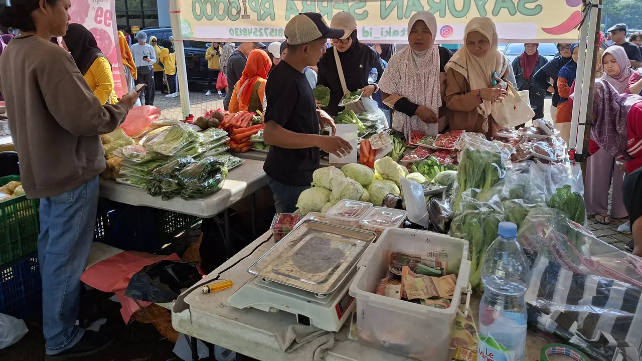 Rangkaian HUT ke-80 TNI, Kodiklat TNI mengadakan pasar murah, bazar UMKM dan cek kesehatan gratis untuk ribuan warga di kawasan Tangerang Selatan (Tangsel), Minggu (28/9/2025).