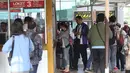 Calon penumpang antre membeli tiket kertas di Stasiun Depok Baru, Jawa Barat, Senin (23/7). Tiket kertas seharga Rp3.000 untuk semua stasiun tersebut diberlakukan selama masa pembaharuan dan pemeliharaan sistem e-Ticketing (Liputan6.com/Immanuel Antonius)