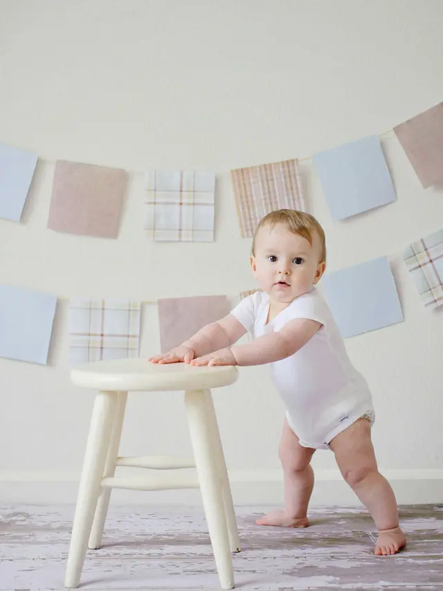 5. Menimbang Berat Badan Sambil Berdiri Tanpa Pakaian (Untuk Bayi yang Sudah Bisa Berdiri)