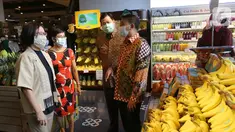 CEO PT Supra Boga Lestari Tbk Meshvara, Director PT Lippo Malls Indonesia Rita Yovita, perwakilan dari Lippo Group Henru Riyady dan CEO PT Lippo Malls Indonesia Eddy Mumin meninjau Ranch Market usai penandatanganan kesepakatan di Jakarta, Selasa (8/9/2020). (Liputan6.com/Fery Pradolo)