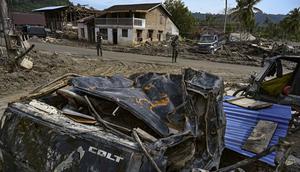 Dua personel Tentara Nasional Indonesia (TNI) membantu pemulihan lingkungan di kawasan permukiman yang terdampak banjir bandang di Desa Aek Garoga, Tapanuli Selatan, Sumatera Utara, pada Sabtu 27 Desember 2025. Upaya pemulihan pasca bencana di Desa Garoga, Kecamatan Batang Toru, Tapanuli Selatan, Sumatera Utara, terus berlangsung. (YT Hariono /AFP)