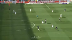 Berita video striker Lyon mencetak gol dari tengah lapangan dalam highlights laga melawan Bordeuax ini. This video presented by BallBall.