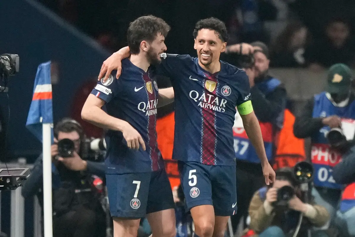 Selebrasi Khvicha Kvaratskhelia dan Marquinhos di laga PSG vs AS Monaco di leg kedua playoff Liga Champions 2025/2026 di Parc Des Princes, Kamis (26/02/2026) dini hari WIB.