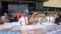 Kapolda Jatim Irjen Pol Luki Hermawan menuturkan, investasi ilegal dijalankan tersangka dengan menggunakan PT Kam and Kam. (Foto: Liputan6.com/Dian Kurniawan)