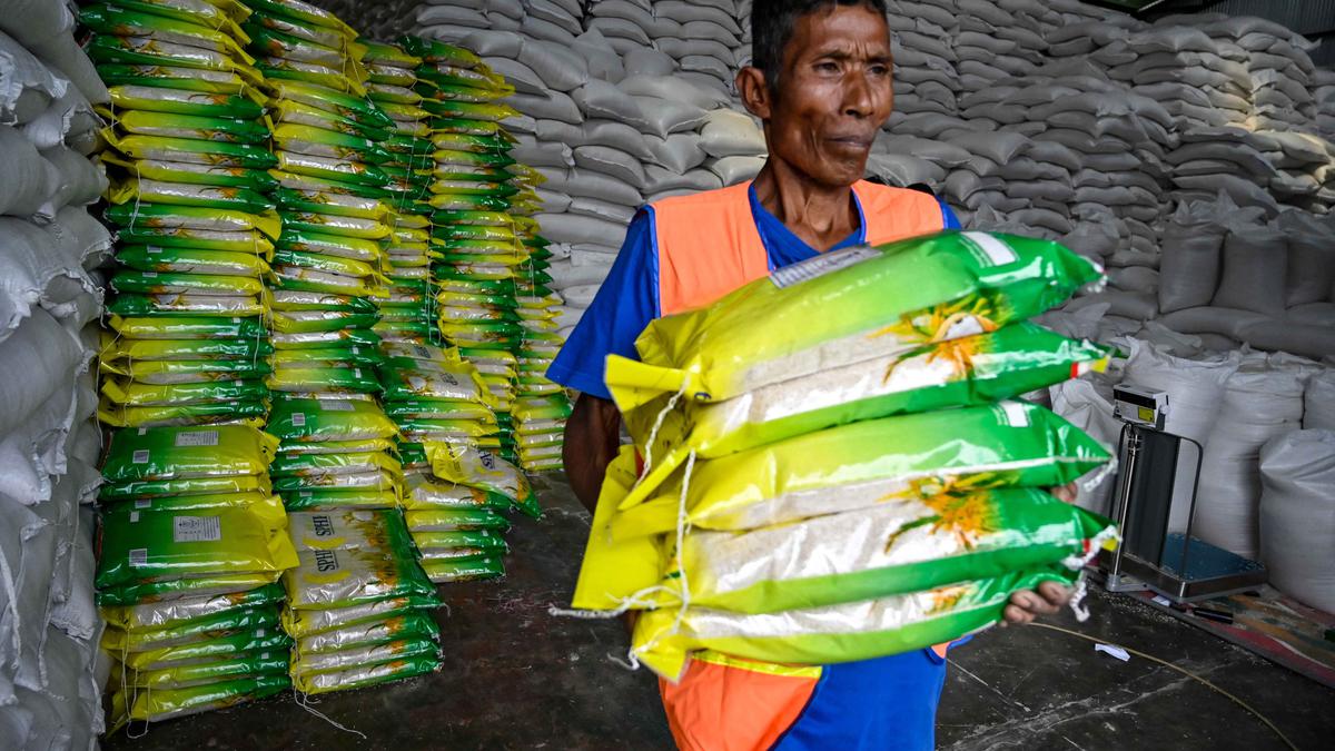 Aman, Stok Beras untuk Korban Banjir dan Tanah Longsor di Sumatera