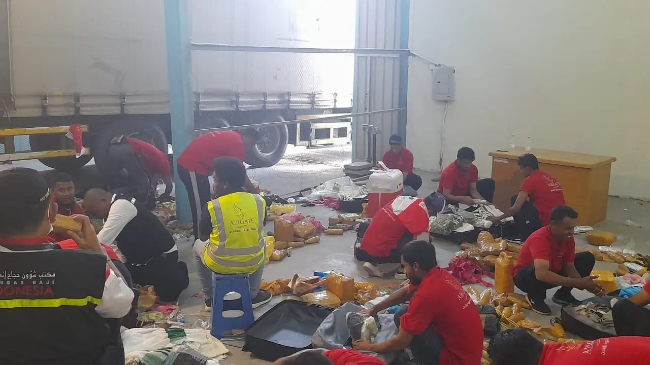Koper jemaah haji Indonesia dibongkar paksa karena kelebihan beban yang ditentukan hingga berisi barang bawaan yang dilarang. Salah satu barang bawaan dilarang yang banyak ditemukan di dalam koper adalah air zamzam. (FOTO: MCH PPIH ARAB SAUDI 2023)