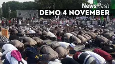 Di tengah suasana demo 4 November 2016, polisi dan para pengunjuk rasa tampak kompak. Kala waktu Asar tiba, mereka melakukan salat berjemaah di depan Istana Merdeka, Jakarta.