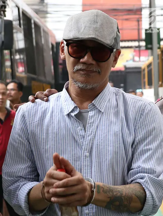 Aktor Tio Pakusadewo bersiap menjalani sidang lanjutan kasus penyalahgunaan narkoba di PN Jakarta Selatan, Kamis (19/7). Penundaan sidang putusan ini karena salah seorang anggota majelis hakim tidak hadir dan sedang sakit. (Liputan6.com/Immanuel Antonius)