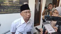 Ketua DPD Gerindra Lampung, Rahmat Mirzani Djausal diwawancarai usai menyerahkan SK B1 KWK kepada 15 pasangan calon kepala daerah. Foto : (Liputan6.com/Ardi).