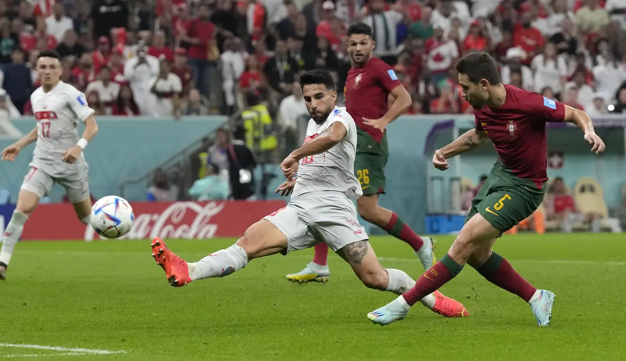 Bek Portugal Raphael Guerreiro mencetak gol keempat timnya ke gawang Swiss dalam laga 16 besar Piala Dunia 2022 di Stadion Lusail Iconic, Rabu (7/12/2022) dini hari WIB. Portugal sudah ditunggu Maroko untuk duel perebutan tiket ke semifinal. (AP Photo/Alessandra Tarantino)