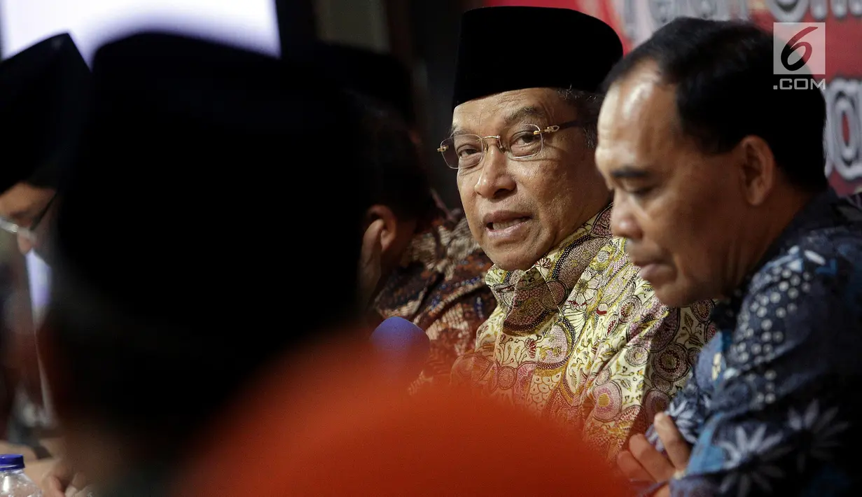 Ketua PBNU Said Aqil Siradj (kedua kanan) menjadi pembicara Diskusi Ormas Islam Se-Indonesia, di Jakarta, Sabtu (17/11). Diskusi tersebut membahas "Peran Ormas Islam Dalam Negara Kesatuan Republik Indonesia". (Liputan6.com/Johan Tallo)