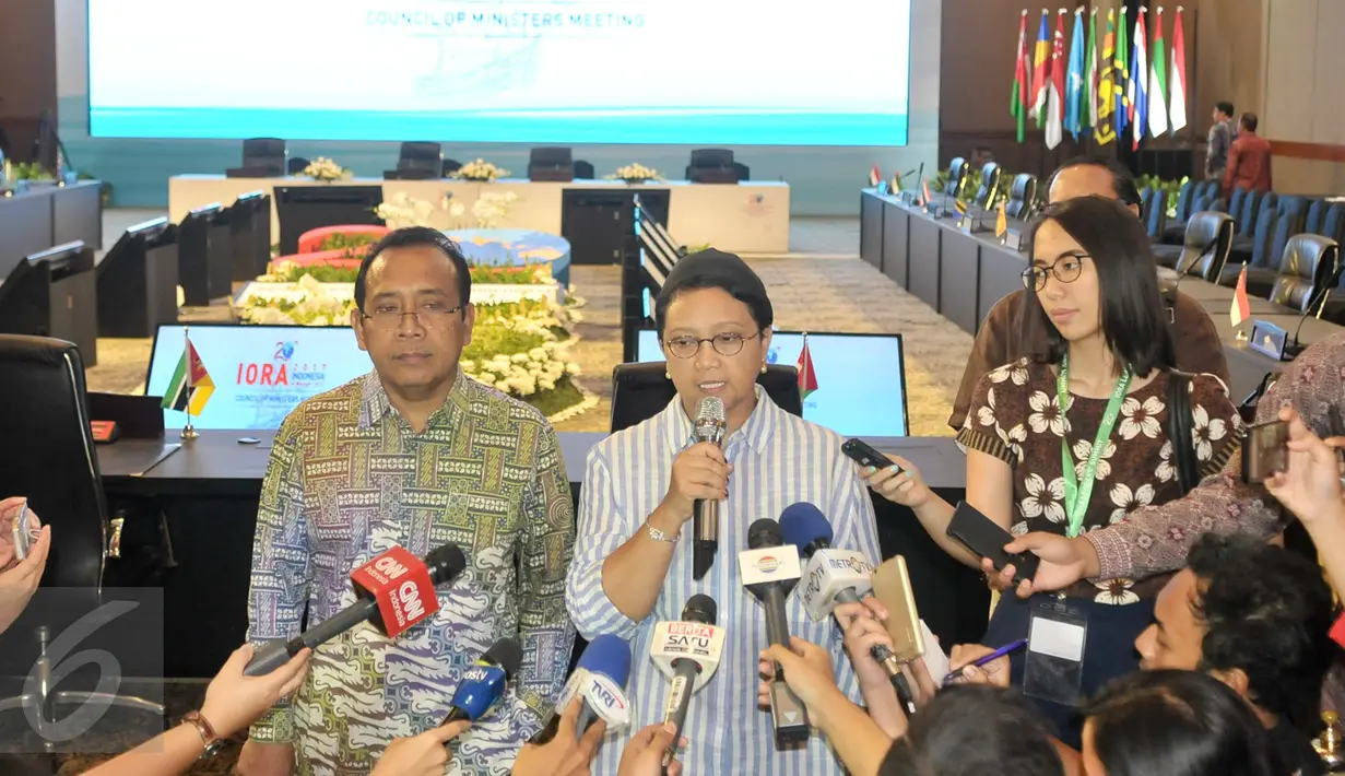 Menlu Negeri Retno LP Marsudi didampingi Menteri Sekretaris Negara Pratikno memberi keterangan kepada awak media saat meninjau persiapan Konferensi Tingkat Tinggi (KTT) IORA di JCC, Senayan, Jakarta, Sabtu (4/3). (Liputan6.com/Yoppy Renato)