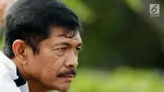 Pelatih Indonesia U-22, Indra Sjafri mengamati anak asuhnya saat latihan di Lapangan ABC, Senayan, Jakarta, Sabtu (11/1). Pada hari keenam pemusatan latihan, Indra Sjafri menggelar game internal untuk menyaring para pemain. (Bola.com/M Iqbal Ichsan)