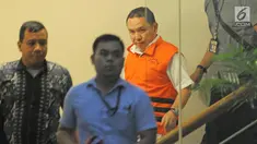 Bupati Halmahera Timur Rudy Erawan menggunakan rompi tahanan usai menjalani pemeriksaan di KPK, Jakarta, Senin (12/2). KPK resmi menahan Rudy Erawan sebagai tersangka kasus dugaan suap proyek di Kementerian PUPR 2016. (Liputan6.com/Herman Zakharia)