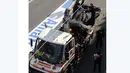Mobil MRT05 milik Rio Haryanto sedang diangkut petugas ke pit usai melincir di tikungan 4 Sirkuit Catalunya, Barcelona, Spanyol, Kamis (25/2/2016) dalam sesi terakhir tes pramusim F1. (Bola.com/Twitter)