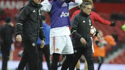Bastian Schweinsteiger (tengah) melakukan pemanasan sebelum turun pada laga Piala FA melawan Wigan Athletic di Old Trafford, Manchester (29/1/2017).  (AP/Rui Vieira)