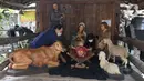 Pekerja melakukan persiapan jelang ibadah Natal di Gereja Katedral, Jakarta, Jumat (23/12/2022). Menjelang peringatan Natal pada Minggu (25/12) mendatang, Gereja Katedral Jakarta melakukan persiapan bersih-bersih dan pemasangan dekorasi. (Liputan6.com/Herman Zakharia)