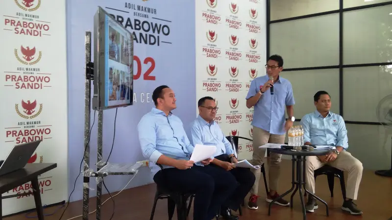 Cawapres Sandiaga Uno saat memaparkan laporan dana kampanye di Media Center Prabowo-Sandi, Jalan Sriwijaya, Kebayoran Baru, Jakarta Selatan, Rabu (27/2/2019).