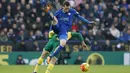  Pemain Leicester City, Christian Fuchs saat berduel dengan pemain Norwich City pada lanjutan Liga Inggris pekan ke-27 di Stadion King Power, Sabtu (27/2/2016) malam WIB. (Reuters/Andrew Yates)