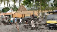 Warga menambang pasir di pemukiman yang tertimbun pasir di Desa Sirahan, Magelang, Jateng. Sebagian besar warga korban banjir lahar dingin Merapi beralih profesi menjadi buruh menambang pasir.(Antara)