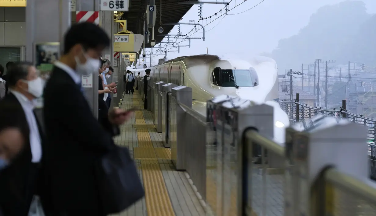 Kereta peluru Shinkansen dari Tokyo tiba di stasiun kereta Shin-Yokohama di Yokohama, prefektur Kanagawa (22/7/2020). Pemerintah Jepang pada 22 Juli meluncurkan kampanye "Go To Travel". (AFP Photo/Kazuhiro Nogi)