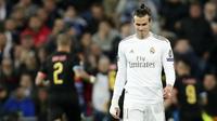 Penyerang Real Madrid, Gareth Bale, tampak lesu usai ditaklukkan Manchester City pada laga liga Champions di Stadion Santiago Bernabeu, Rabu(26/2/2020). Manchester City menang dengan skor 2-1. (AP/Manu Fernandez)