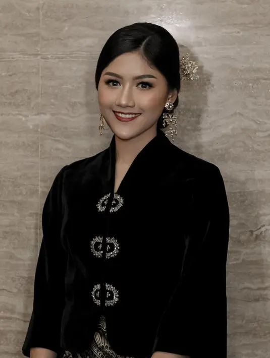 Erina terlihat anggun dengan rambut yang sanggul dan makeup bold glam yang menawan [@erinagudono]