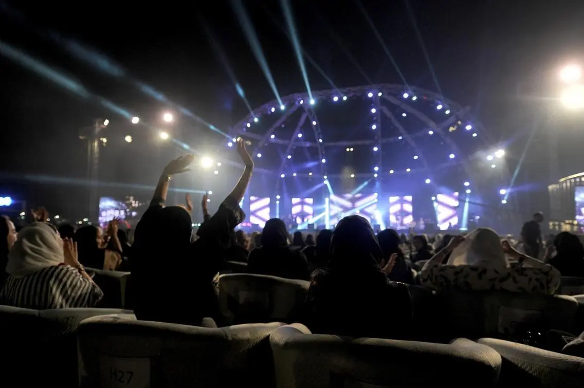 Wanita Saudi menghadiri konser oleh artis Mesir, Tamer Hosny, di kota barat Jeddah. (Amer Hilabi / AFP)