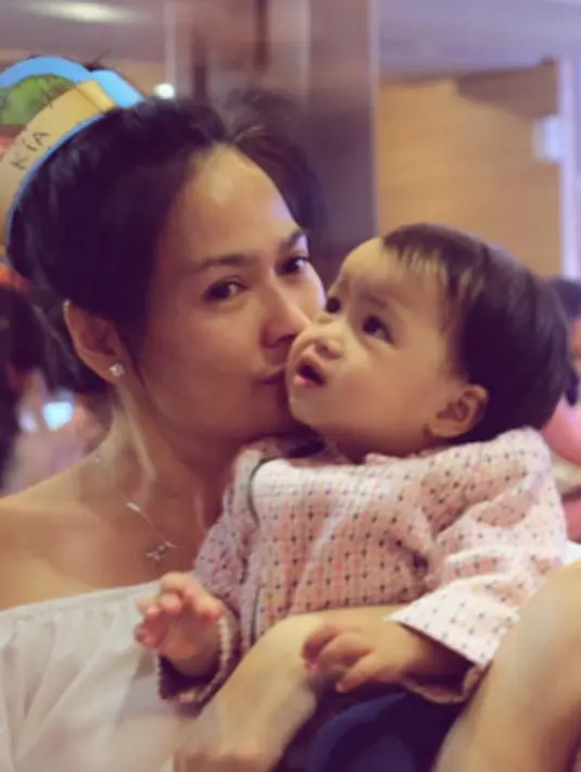 Inilah kemesraan Dona Harun dan Kiya. (viainstagram@rickyharun/Bintang.com)