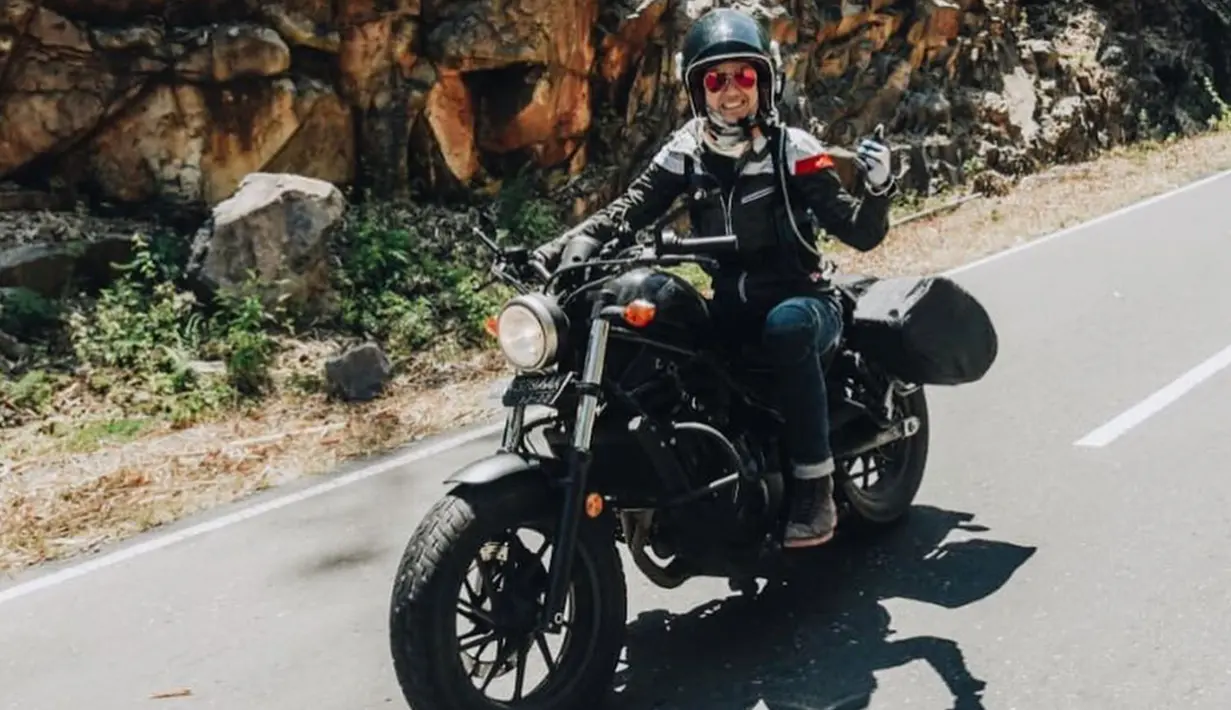 Wanita yang pernah meraih Piala Citra ini tampil keren dan menawan dengan motor gede kesayangannya. (Liputan6.com/IG/@prisia)