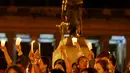 Ratusan orang pendukung kesepakatan damai membawa lilin ketika menggelar aksi diam di Bolivar Square, Bogota, Rabu (5/10). Kesepakatan damai ini ternyata tidak berjalan baik, lantaran 50,5 persen rakyat Kolombia menolak perdamaian. (REUTERS/John Vizcaino)