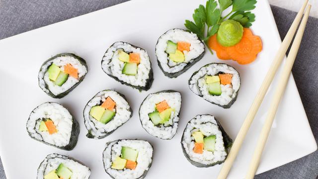 8 Cara Membuat Sushi Sederhana yang Enak Ala Rumahan ...