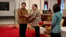Menkeu Bambang Brodjonegoro memberikan penghargaan kepada Ketua KPU Husni Kamil Manik pada acara pemberian penghargaan dalam rangka penerimaan pajak 2015 dari Kementerian Keuangan di Istana Negara, Jakarta, Rabu (20/5). (Liputan6.com/Faizal Fanani)