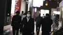 Orang-orang yang mengenakan masker melintas di sebuah jalan di Nagoya, Jepang, pada 10 Desember 2020. Jepang mengonfirmasi 2.810 kasus harian COVID-19 pada Rabu (9/12) ketika negara itu berjuang untuk meredam lonjakan infeksi terbaru. (Xinhua/Du Xiaoyi)