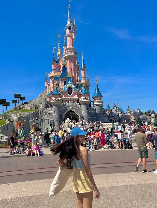 Tak lengkap rasanya liburan di Paris tanpa mengunjungi Disneyland. Duo bestie ini mengunjungi Disneyland destinasi liburan mereka. (instagram/bebytsabina)