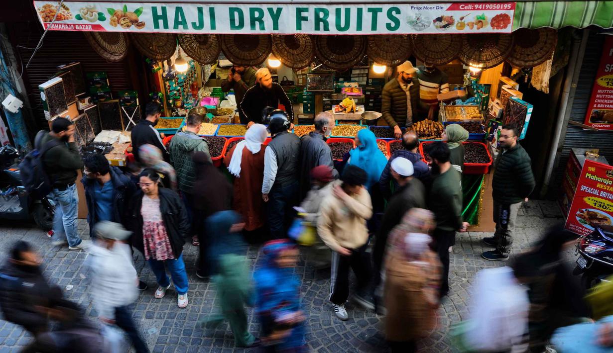 Kurma menjadi popular karena menjadi bagian dari sunnah berbuka bagi umat Muslim yang menjalankan ibadah puasa. Tampak dalam foto, umat Muslim Kashmir berbelanja untuk kebutuhan bulan suci Ramadan di sebuah pasar di Srinagar, Rabu 18 Februari 2026. (AP Photo/Mukhtar Khan)