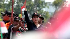 Ketua Umum Konfedarasi Pekerja Rakyat Indonesia (KPRI) Rieke Diah Pitaloka saat menggelar karnaval dan deklarasi dalam peringatan Hari Buruh Sedunia, Jakarta, Selasa (1/5). (Liputan6.com/JohanTallo)