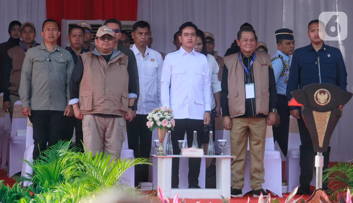 Wakil Presiden Republik Indonesia, Gibran Rakabuming Raka (tengah depan) bersama Ketua Badan Pengawas Pemilihan Umum (Bawaslu) Rahmat Bagja (kiri) dan Ketua Dewan Kehormatan Penyelenggara Pemilu (DKPP) Heddy Lugito (kanan) mengikuti Apel Siaga Pengawasan Tahapan Masa Tenang, Pemungutan dan Penghitungan Suara Pemilihan Kepala Daerah (Pilkada) Serentak tahun 2024 di Lapangan Silang Monumen Nasional (Monas), Jakarta, Rabu (20/11/2024). (Liputan6.com/Angga Yuniar)
