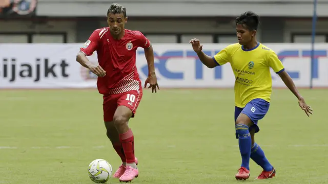 Gelandang Persija Jakarta, Bruno Matos, menggiring bola saat melawan 757 Kepri Jaya. (Bola.com/Yoppy Renato)