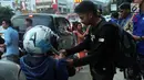 Aktifis GAMKI memberikan bunga dan takjil kepada pengguna jalan saat memperingati hari lahir Pancasila,  Jakarta, Rabu (30/5). Pemberian takjil ini sebagai bentuk menjaga empat pilar kebangsaan yang digaungkan MPR RI. (Liputan6.com/Johan Tallo)