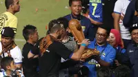 Ridwan Kamil dan Pemain Persib Bandung merayakan juara Piala Presiden 2015 di Stadion Gelora Bung Karno, Jakarta, Minggu (18/10/2015). (Bola.com/Nicklas Hanoatubun). 